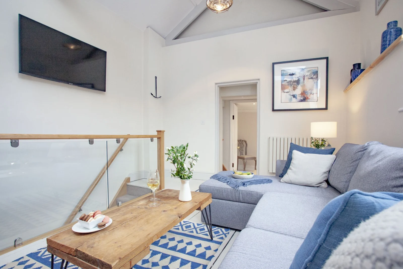 Living room with saircase - Smart TV, L shaped sofa - Birdcage Cottage