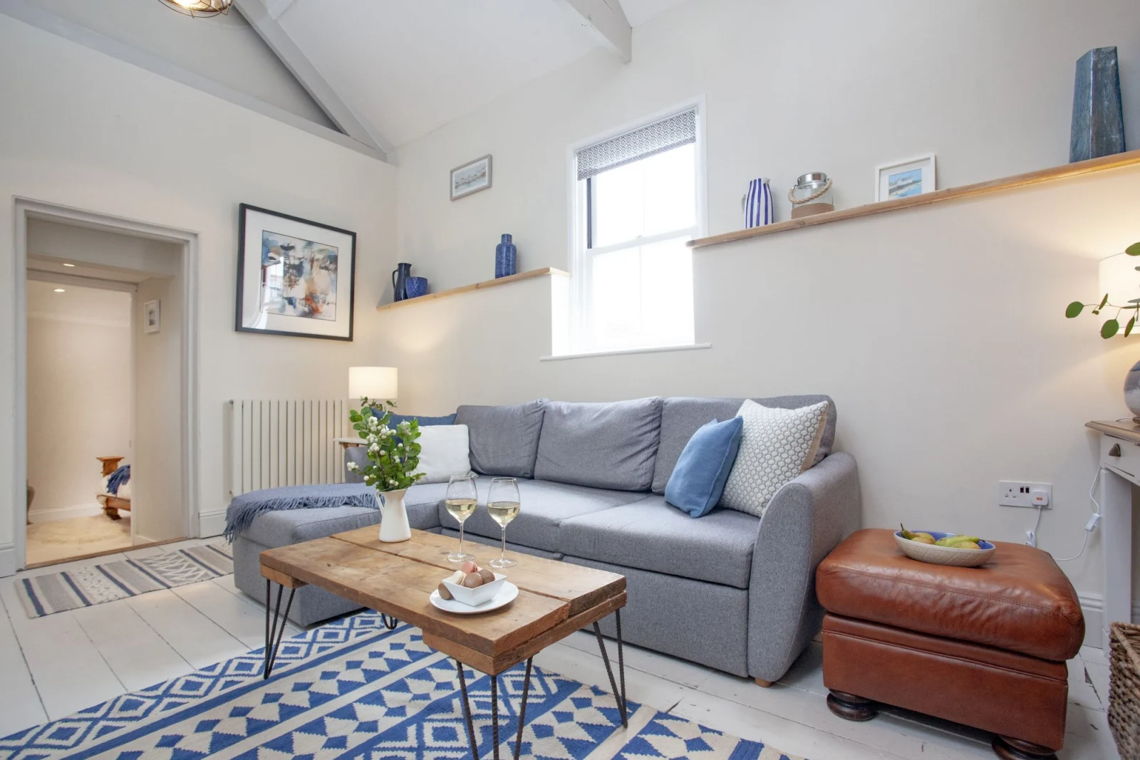 Living room - pet friendly, wifi - Birdcage Cottage 