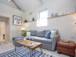 Living room - pet friendly, wifi - Birdcage Cottage 