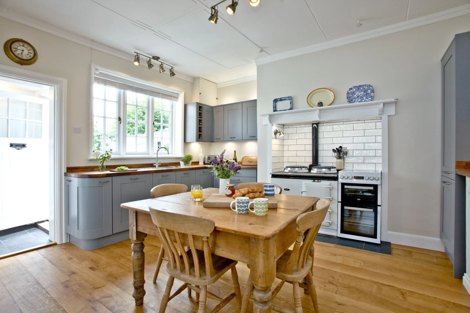 Kitchen with seating area - Aga - Cregoes