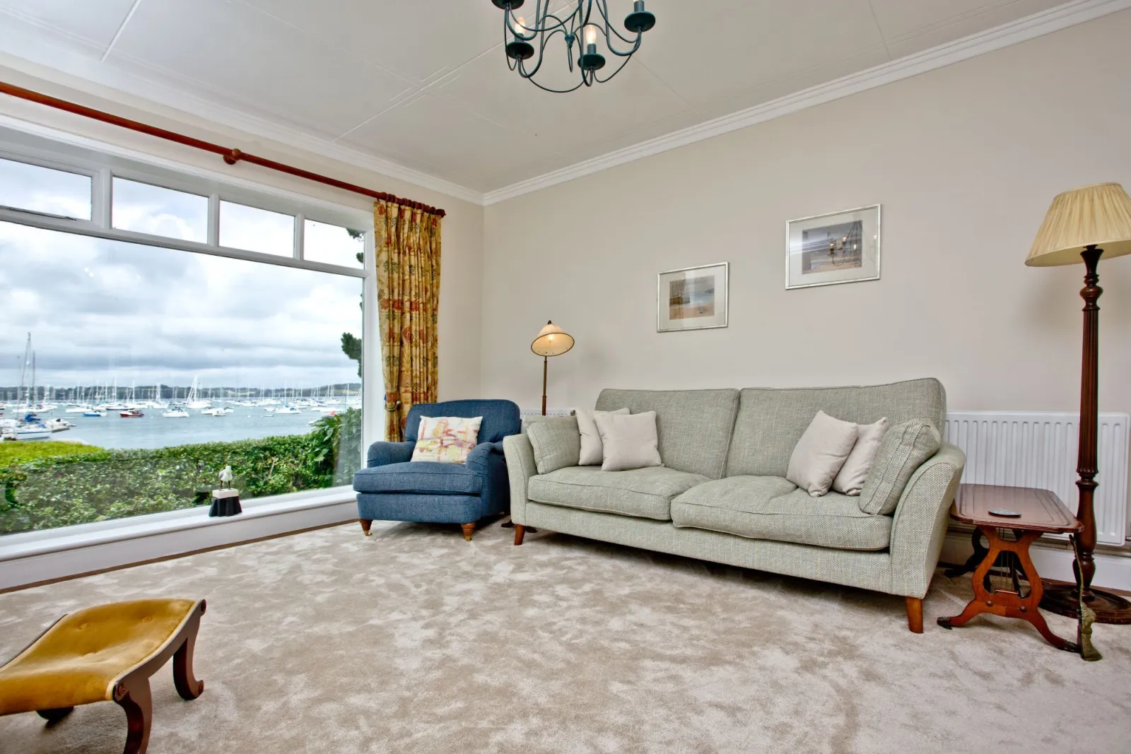 Spacious living room - Cregoes