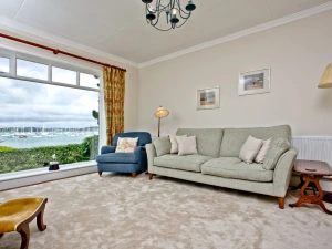 Spacious living room - Cregoes