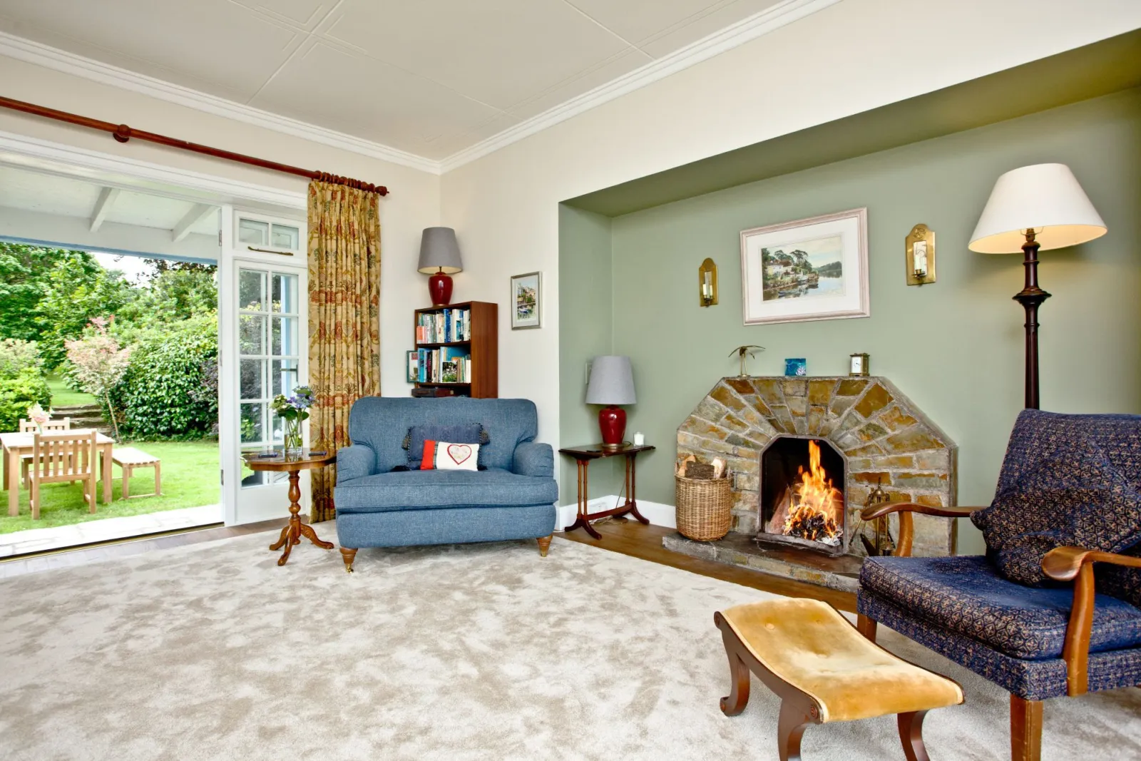 Living room with fireplace and garden access - Cregoes