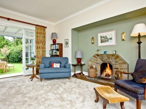 Living room with fireplace and garden access - Cregoes