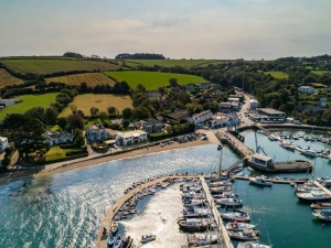 Marina and riverside location - Cregoes