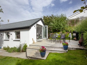 Patio Area, BBQ, Enclosed Garden-The Mews 
