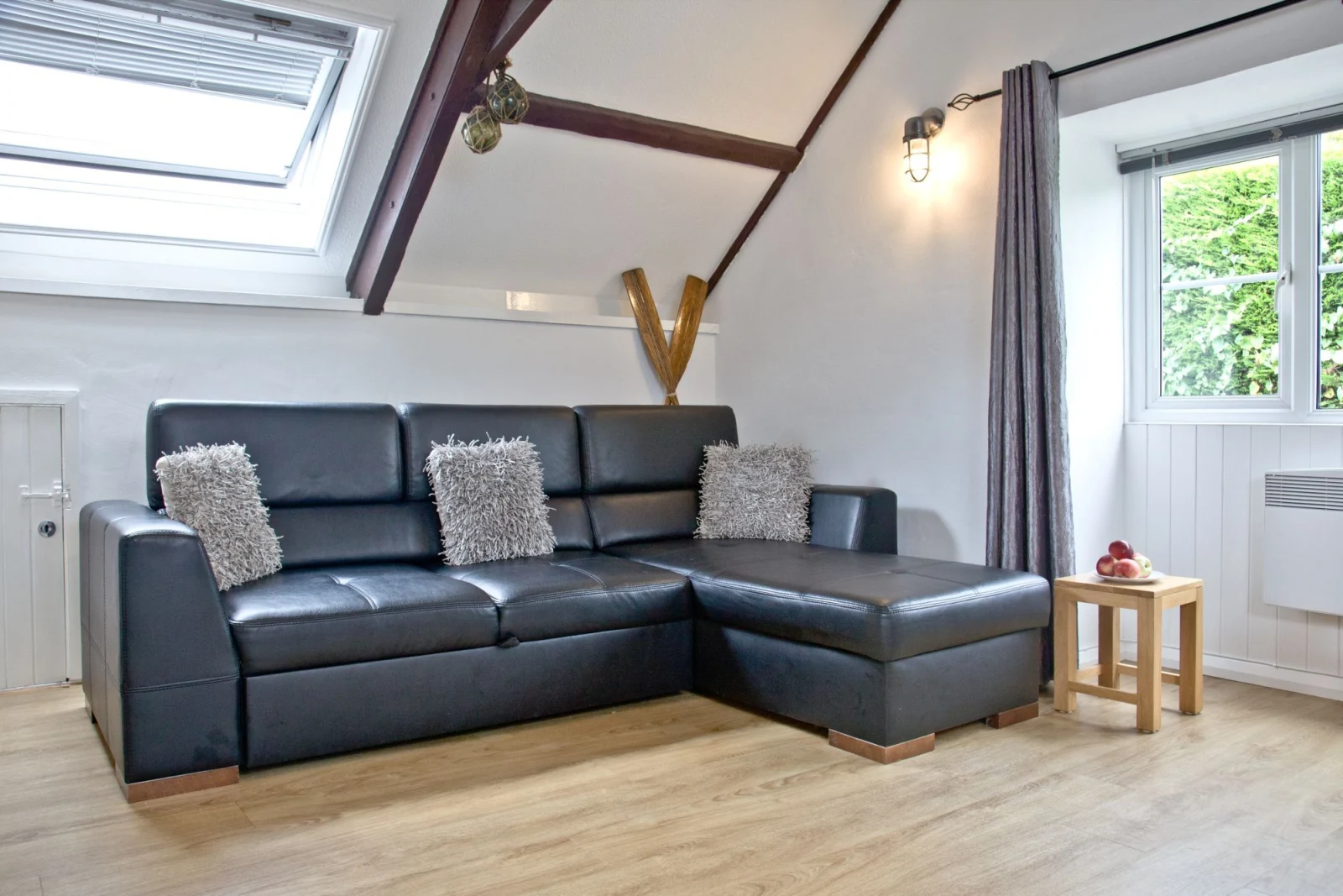 The sofa bed with seating for all guests - Anchor Cottage 