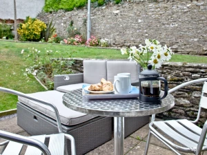 Outside seating for guests - Anchor Cottage 