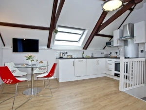 The kitchen area, oven and hob with dining table - Anchor Cottage 