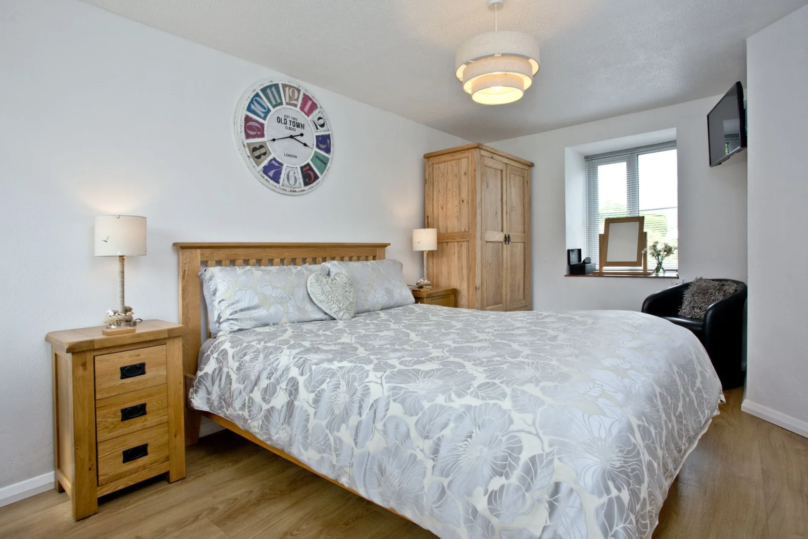 The King sized bed, wardrobe and side tables - Anchor Cottage 