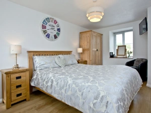 The King sized bed, wardrobe and side tables - Anchor Cottage 