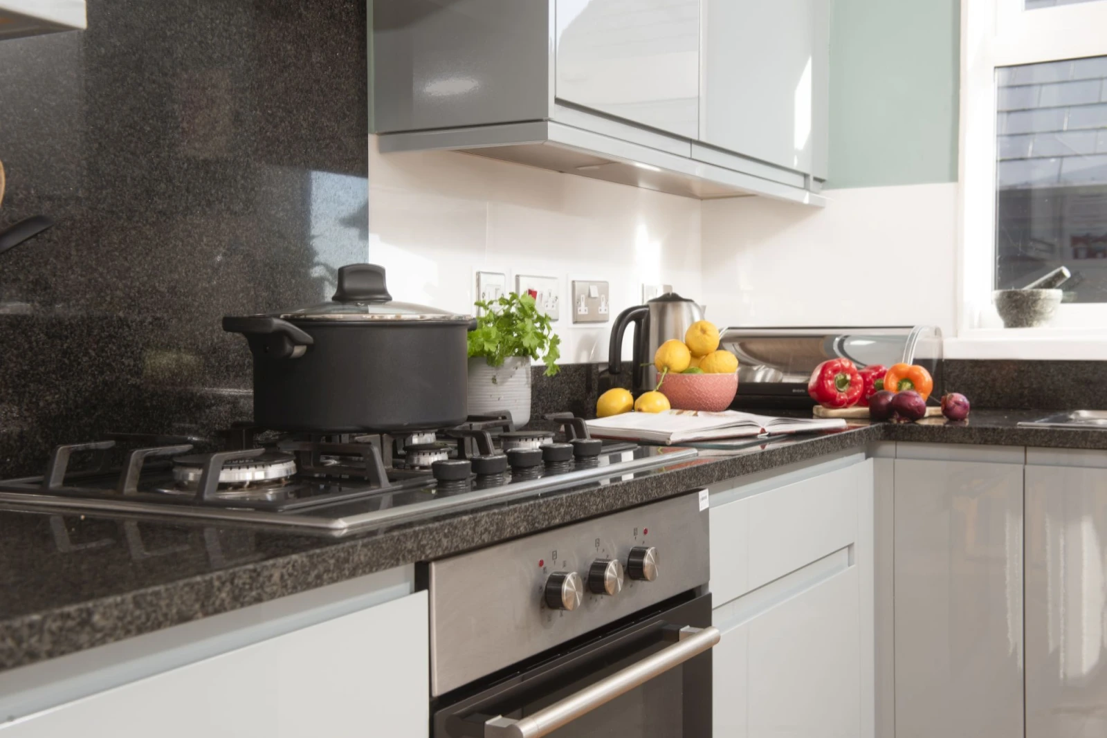 Oven with gas hob in kitchen with ample worktop space - Lodge 40, Retallack