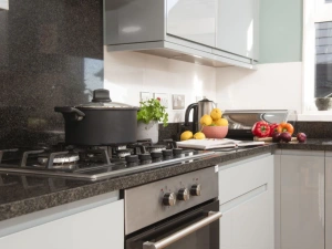 Oven with gas hob in kitchen with ample worktop space - Lodge 40, Retallack