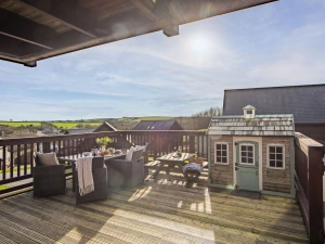 Children play house, decking area - Lodge 40, Retallack