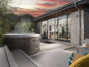 Hot tub and patio area - 6 The Dunes, Upton Towans