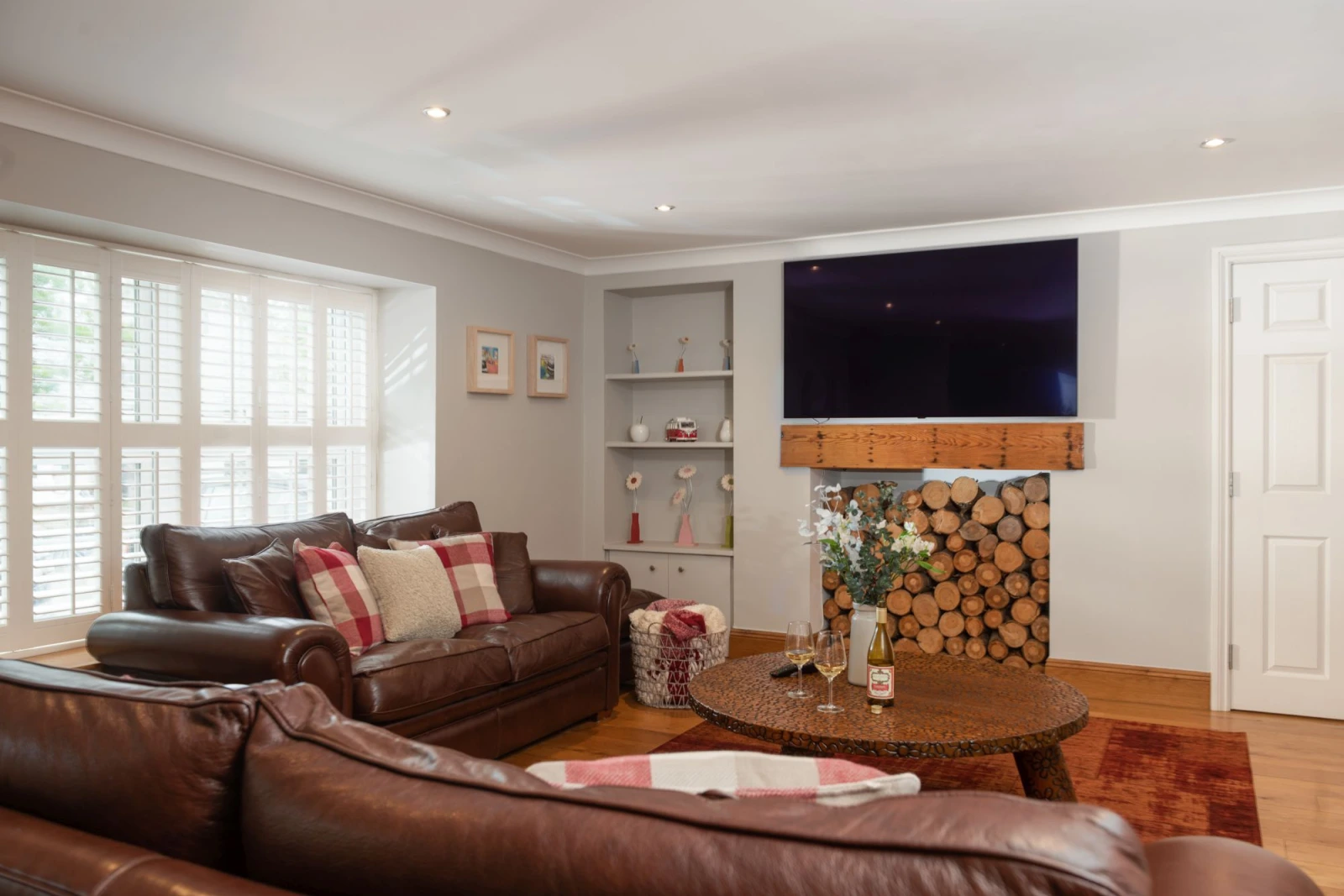 Living area with comfy sofa seating and a large coffee table - 3 The Manor, Porthkidney Sands