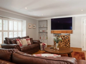 Living area with comfy sofa seating and a large coffee table - 3 The Manor, Porthkidney Sands