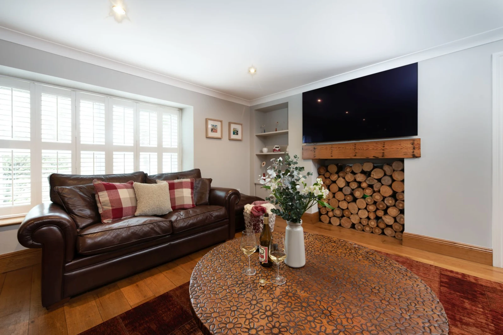 The lounge, soft furnishings and large bright window - 3 The Manor, Porthkidney Sands