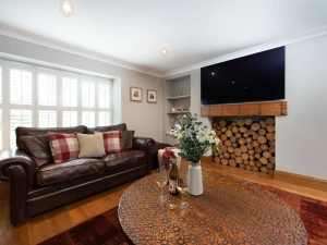 The lounge, soft furnishings and large bright window - 3 The Manor, Porthkidney Sands