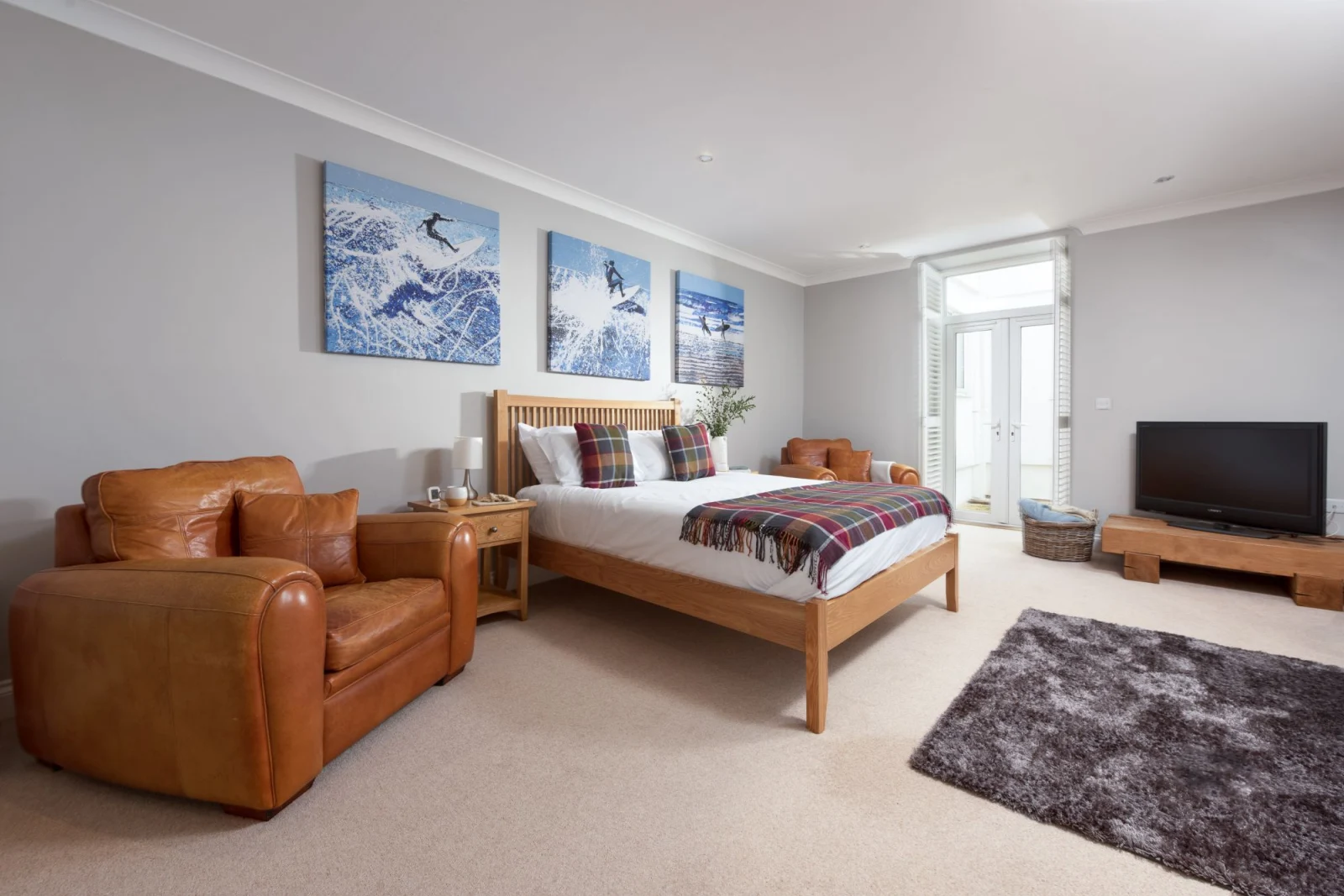 Spacious master suite with armchairs, TV and  access onto the patio - 3 The Manor, Porthkidney Sands
