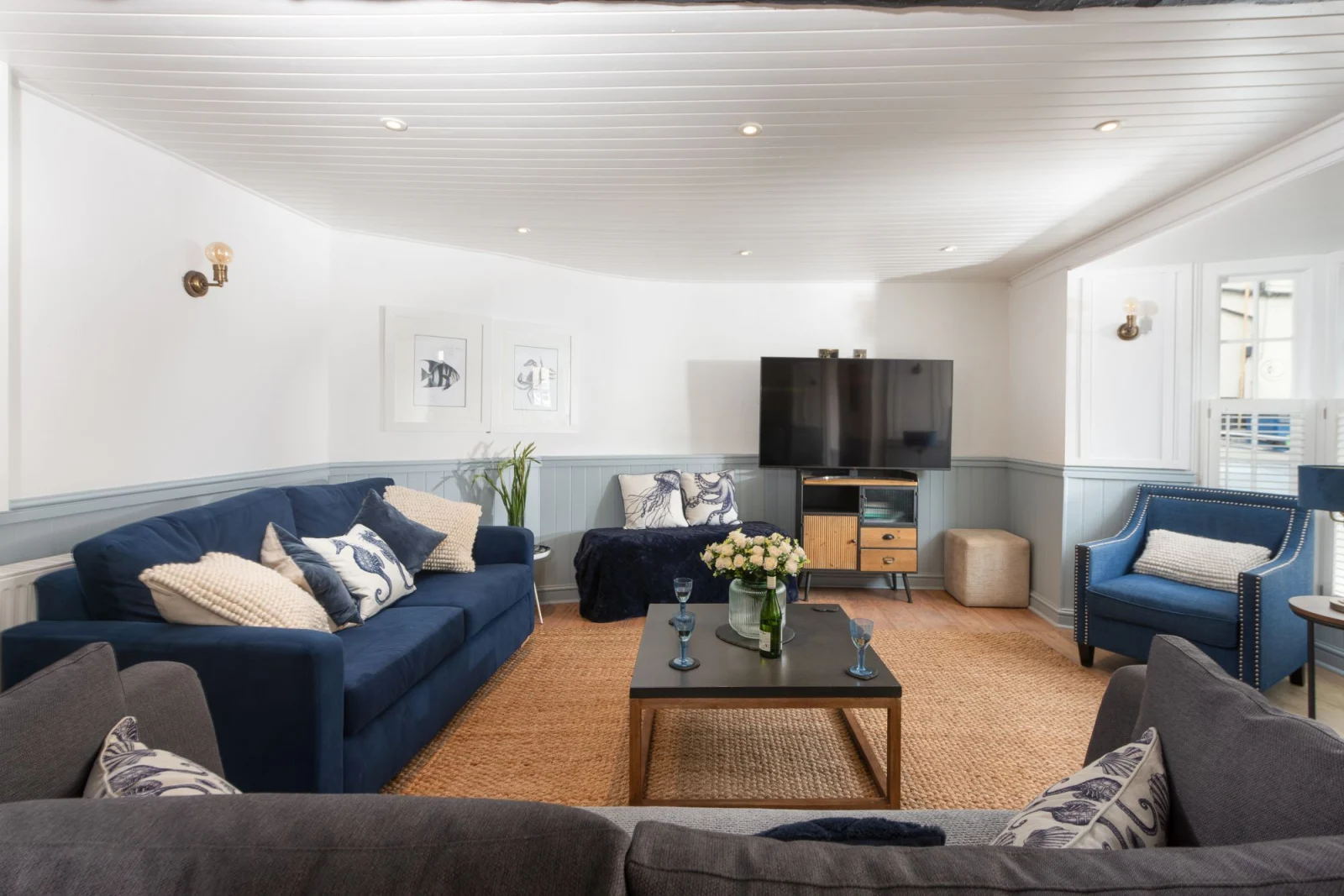 The TV and living area with lots of comfortable sofa's - Azenor