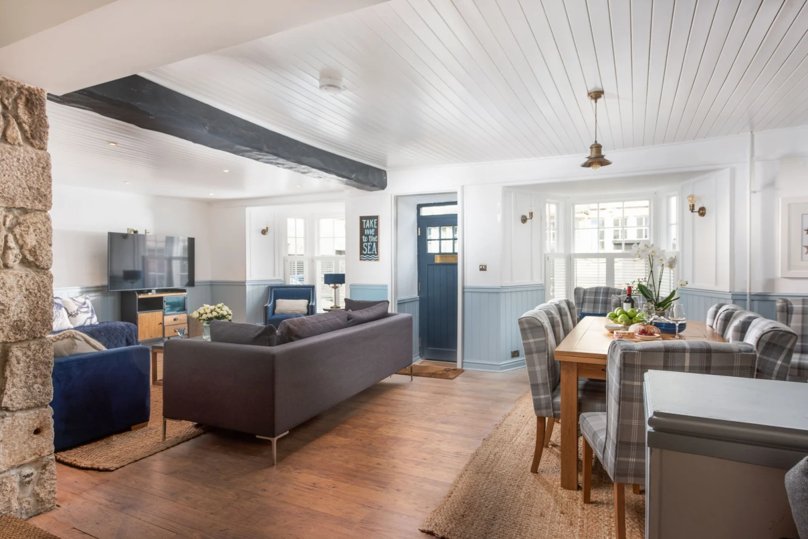 The open plan living and dining area - Azenor