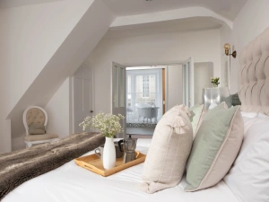 King sized bed with occasional chair - Azenor