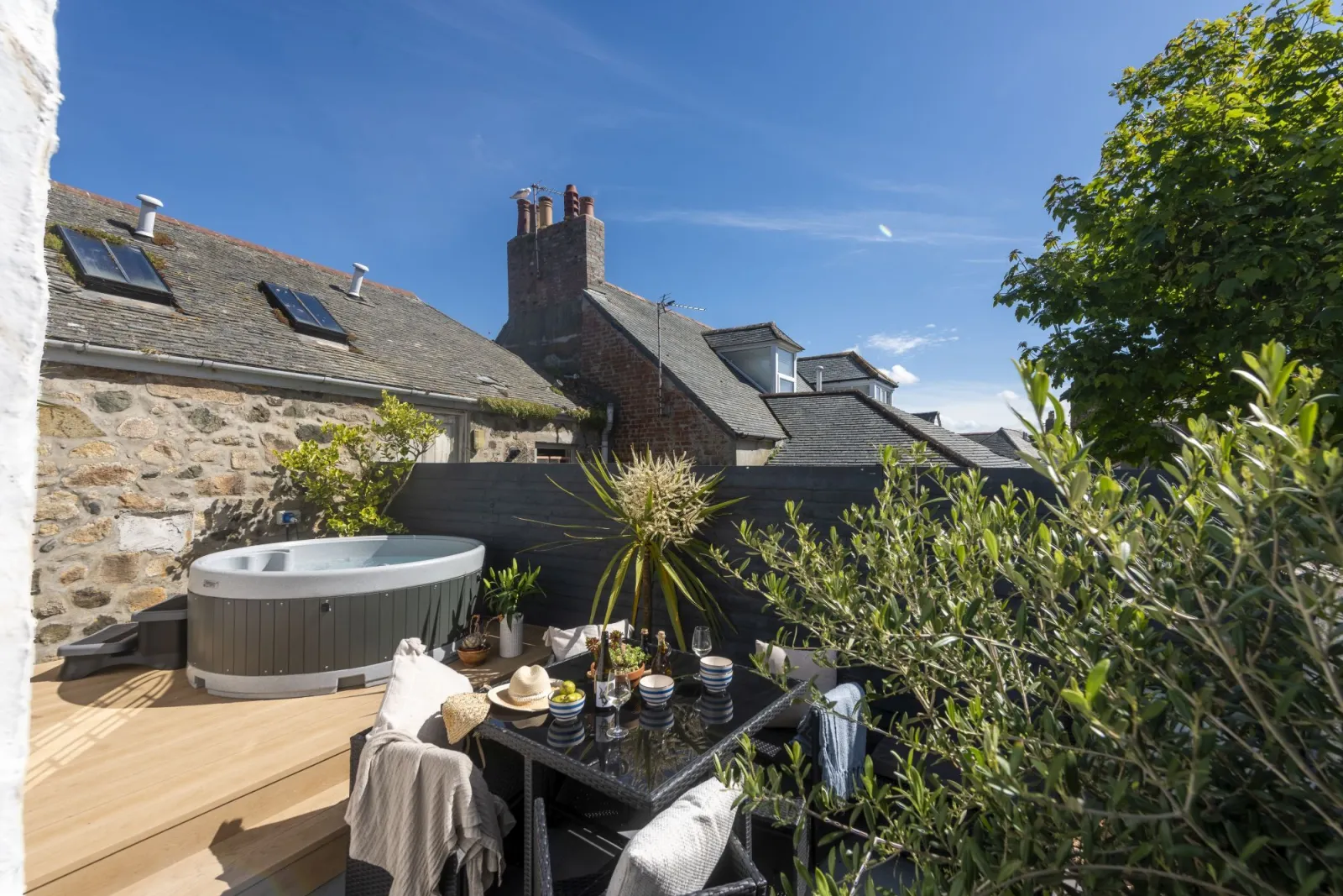 The back garden with seating and a hot tub - Azenor