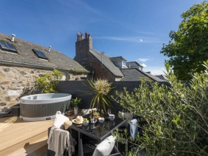 The back garden with seating and a hot tub - Azenor