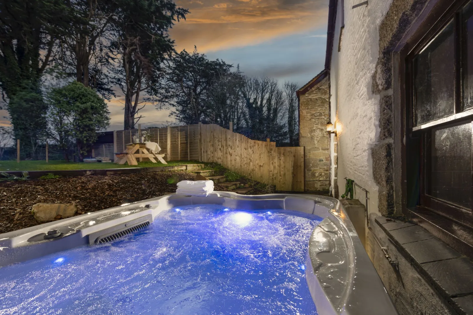 Hot Tub, Enclosed Garden-Aval Dor Barn