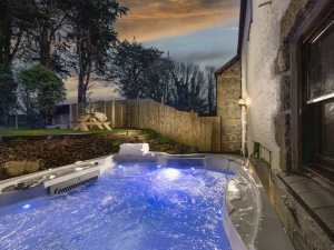 Hot Tub, Enclosed Garden-Aval Dor Barn