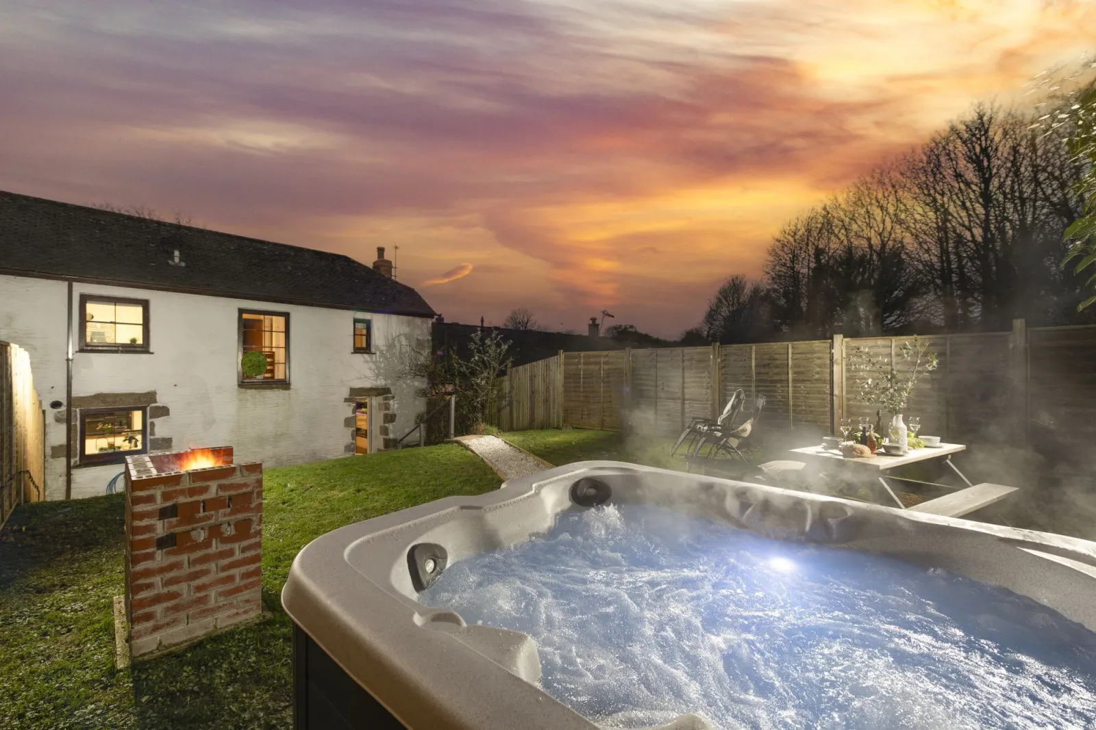 Private hot tub - The Old Hay Barn