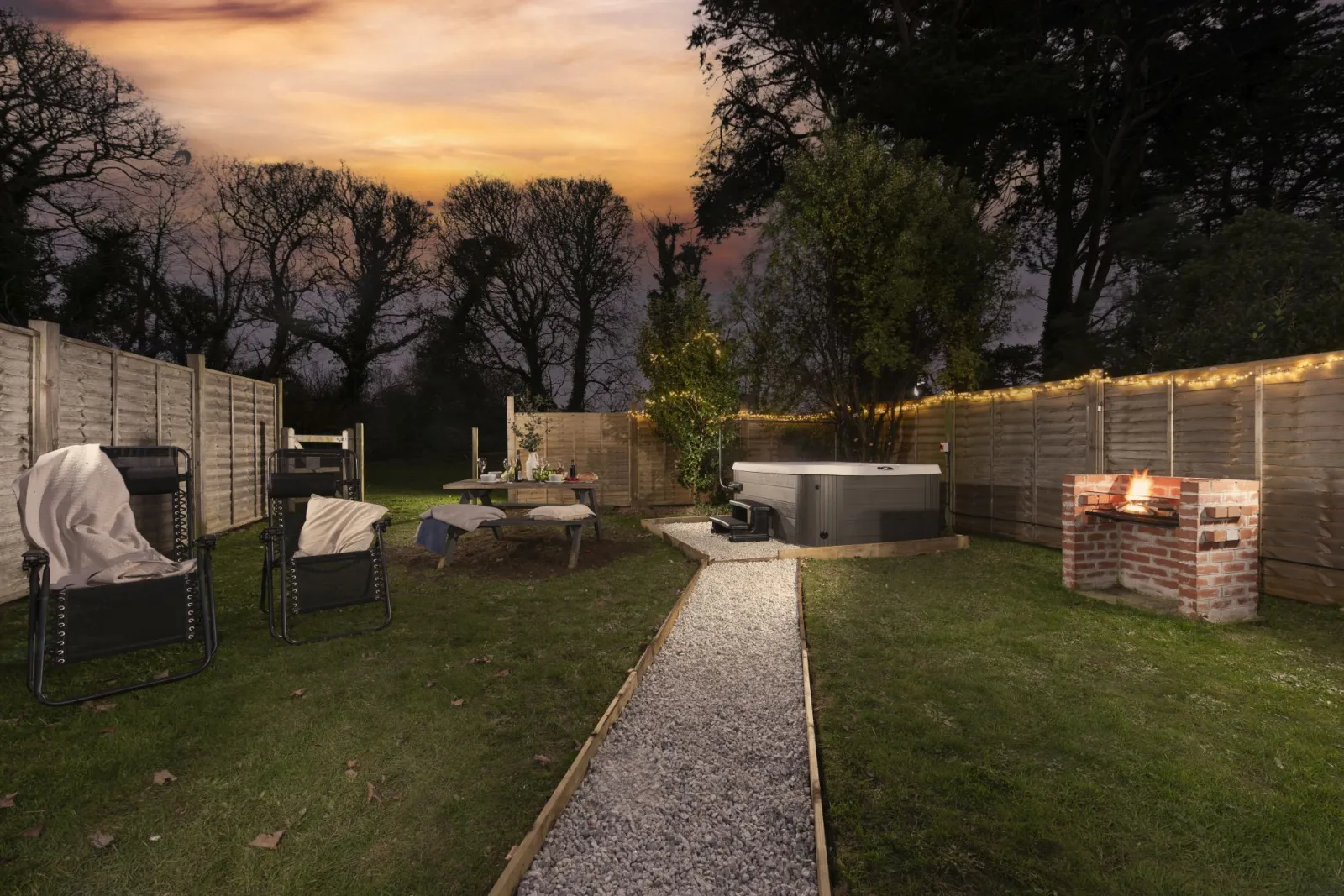 Enclosed Garden, Hot Tub, BBQ Area-The Old Hay Barn