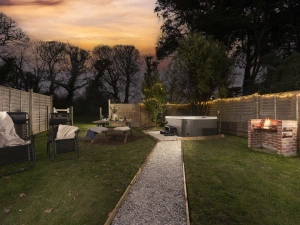 Enclosed Garden, Hot Tub, BBQ Area-The Old Hay Barn