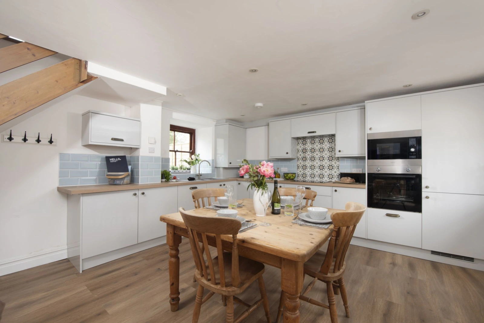 Open plan dining and kitchen space - The Old Hay Barn