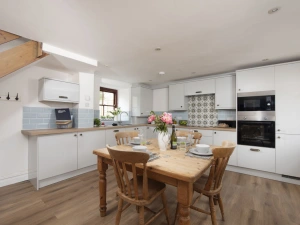 Open plan dining and kitchen space - The Old Hay Barn