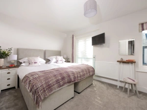 Second bedroom offering twin or king size bed with TV and storage - Wish You Were Here 