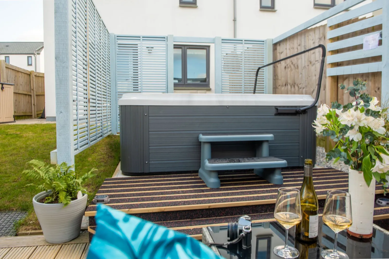 Private hot tub in enclosed garden - Wish You Were Here 