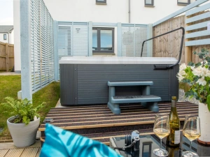 Private hot tub in enclosed garden - Wish You Were Here 