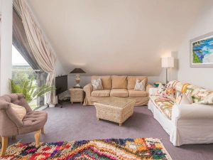 More sofa's and seating for guests - Lodge 27