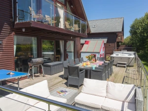 Outdoor seating for all guests and a large dining table - Lodge 27