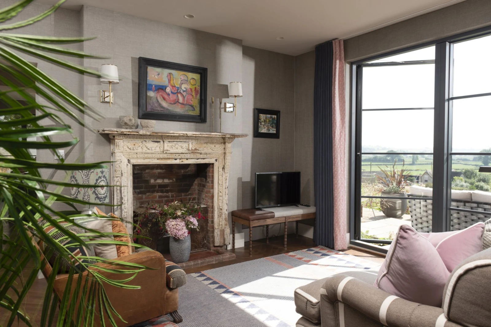 Seating for guests with a view to the garden and large TV - Decoy Farm 