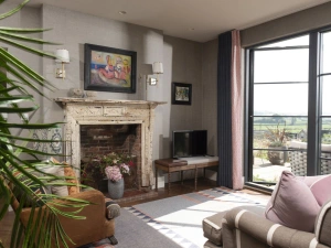 Seating for guests with a view to the garden and large TV - Decoy Farm 