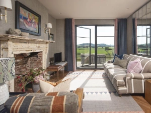 Seating for guests with a view to the garden and large TV - Decoy Farm House