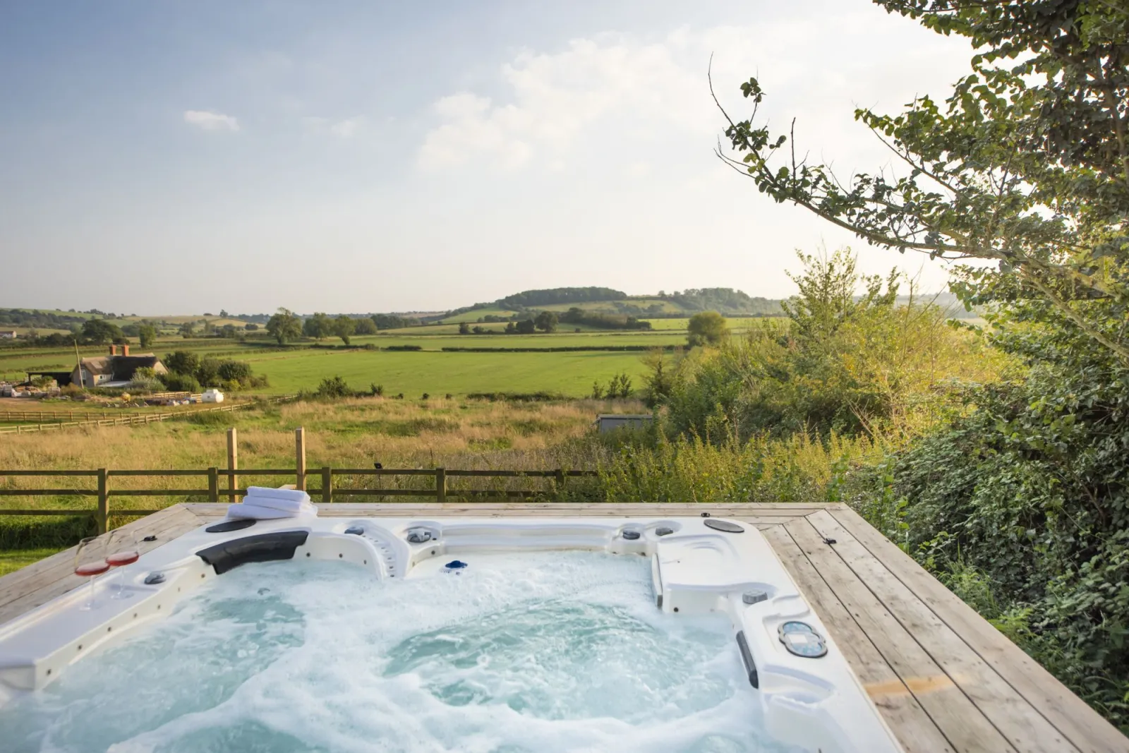 Th hot tub and stunning garden views - Decoy Farm House