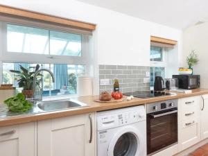 Kitchen with oven, hob, and washing machine - Laity Vean Hideaway