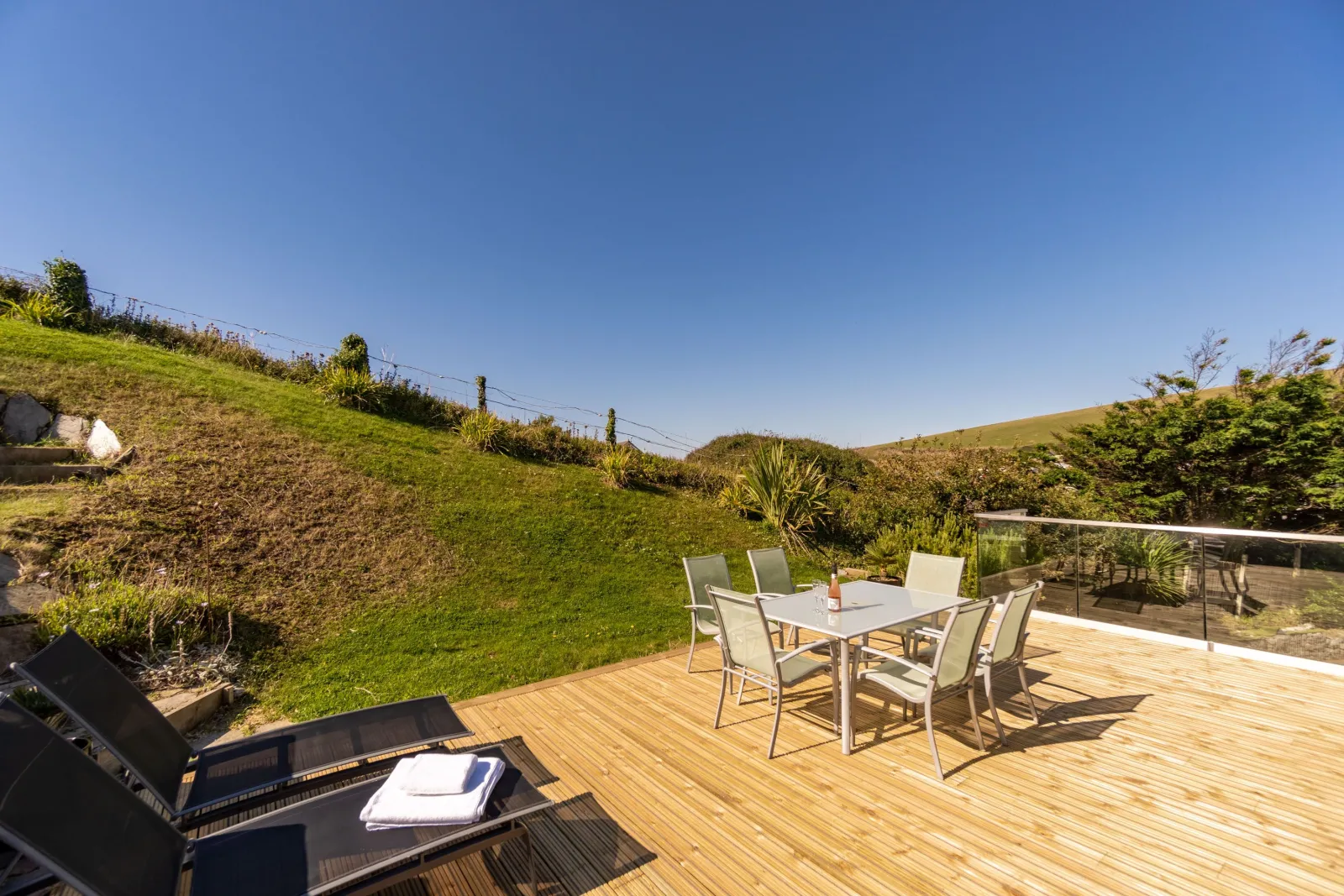 Decking Area, Sun Loungers, Outdoor Dining-1 Beachdown