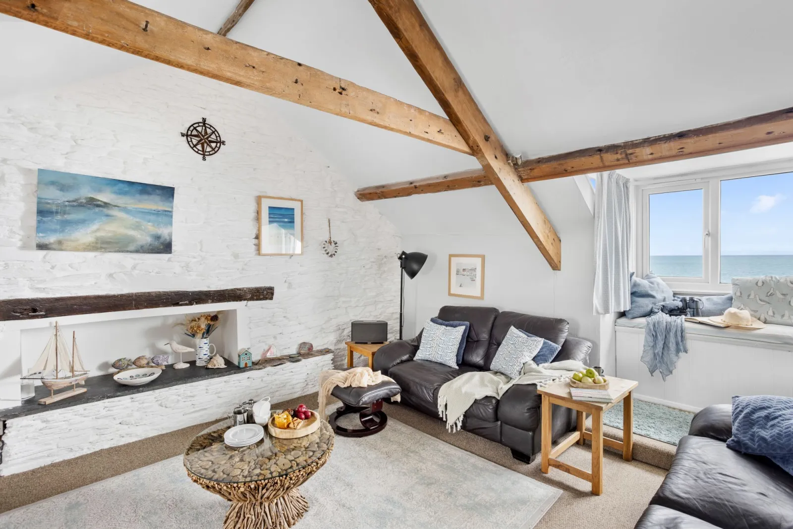 The living room with sofa's for all guests - 3 Bayview