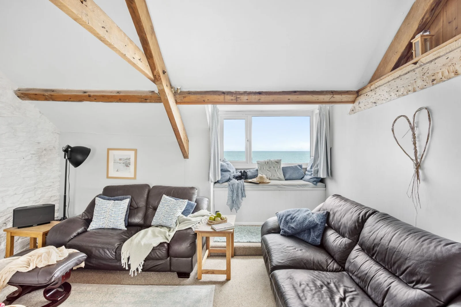 Living room with plenty of seating for all guests - 3 Bayview