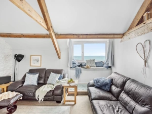 Living room with plenty of seating for all guests - 3 Bayview